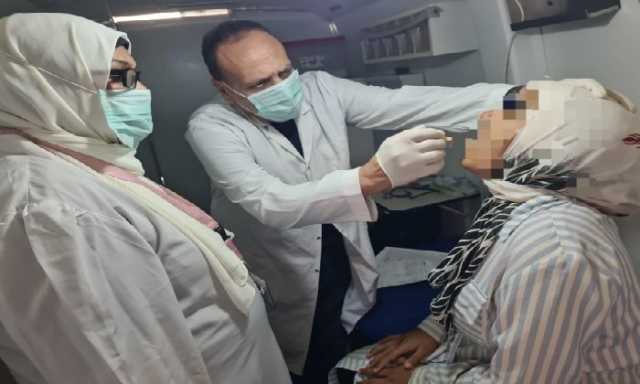 بـ 10عيادات متنقلة.. كشف وعلاج بالمجان لـ 1966مواطنًا في قافلة طبية بالبحيرة