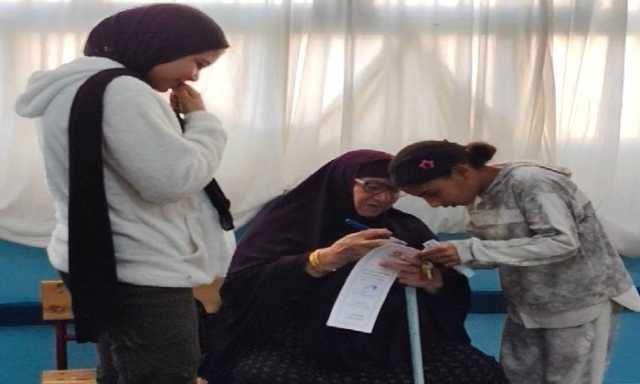 في مشهد إنساني.. مسنّة تُدلي بصوتها بمساعدة حفيدتها داخل لجنة المنتزة بالإسكندرية