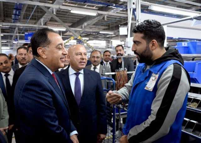 في حديث ودي.. عامل بـ «ليوني مصر» لرئيس الوزراء: غيرت مساري وسعيد بعملي بالمصنع