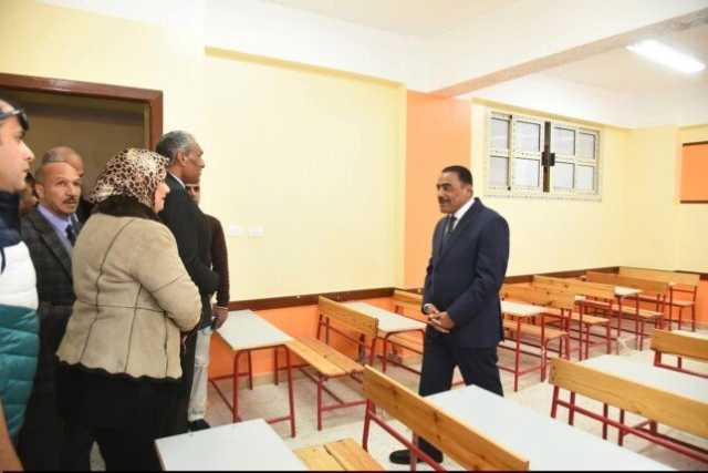 محافظ مطروح يفتتح توسعات مدرستي السبوخة بسيوة ويشيد بتميز الطلاب في الإذاعة المدرسية