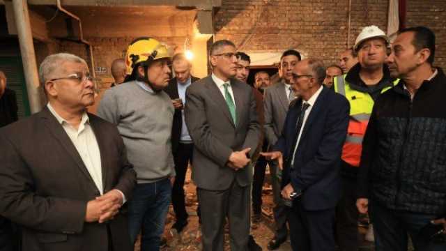 محافظ الجيزة يتفقد موقع حادث ماسورة الغاز بعقار سكني في إمبابة ويوجه برعاية المصابين