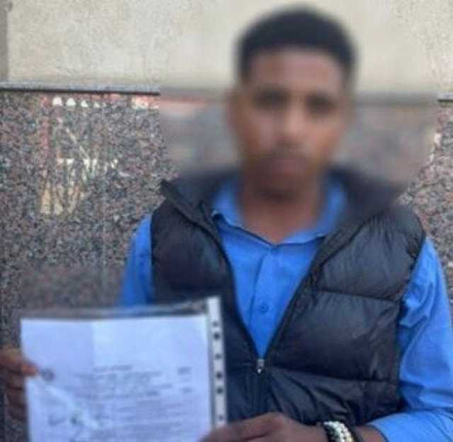 ضبط شخص وجه الناخبين للتصويت لمرشح محدد بأسوان