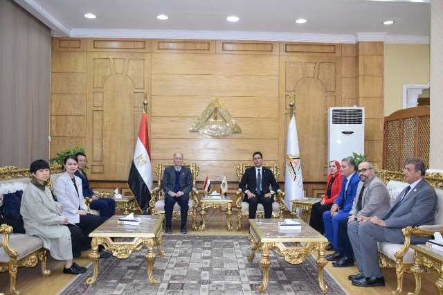 لبحث تعزيز التعاون: رئيس جامعة بنها يستقبل وفدًا من هونغ كونغ بالصين