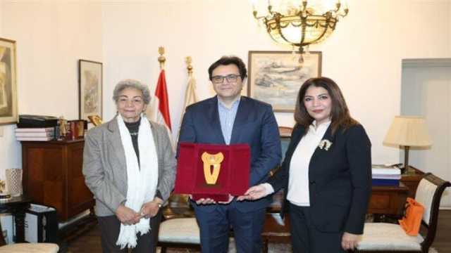 وزير الثقافة يستقبل الأديبة سلوى بكر ويُهديها درع الوزارة احتفاءً بفوزها بجائزة البريكس الأدبية