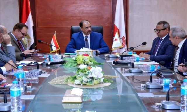 محافظ سوهاج يلتقي أعضاء مجلس الشيوخ لمناقشة الملفات الخدمية والتنموية