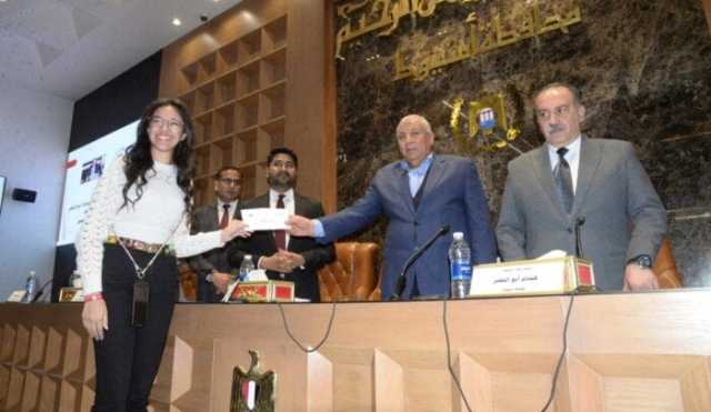 محافظ أسيوط يكرم 30 فائزًا ويمنح 165 ألف جنيه للمشاركين في مسابقة 'لمحات من الهند'
