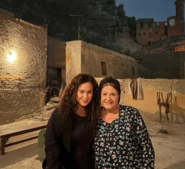 «أستاذتي العظيمة».. هند صبري تغازل ميمي جمال في كواليس مسلسل «مناعة»