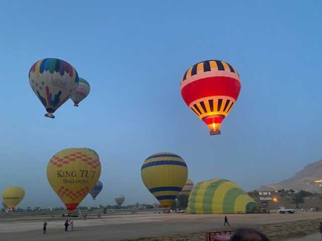 تحليق 65 رحلة بالون طائر تقل أكثر من 1550 سائحا بسماء الأقصر