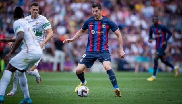 ليفاندوفسكي ينفي رحيله عن برشلونة: «مستعد للموسم الجديد»