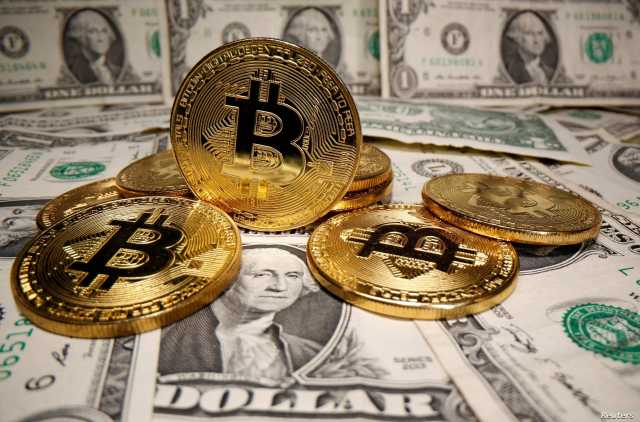 عملة بيتكوين الرقمية تتعافى والسعر يصل إلى 105 آلاف دولار
