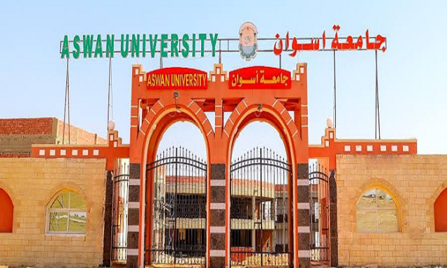 الديب المفترس كلمة السر.. إيقاف عميد كلية الألسن بجامعة أسوان عن العمل