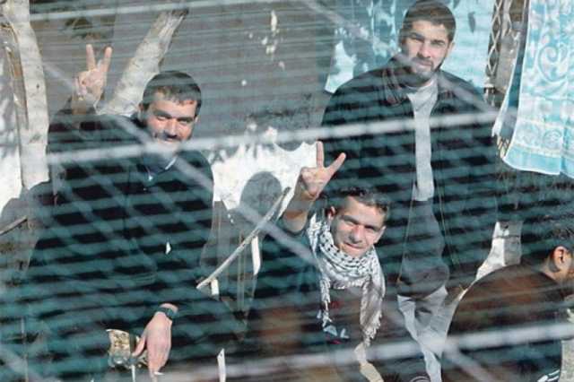إسرائيل ترجئ الإفراج عن أسرى فلسطينيين لضمان وضع نهاية لمراسم تسليم حماس للرهائن