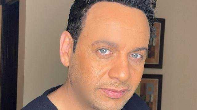 «نوستالجيا التسعينيات».. مصطفى قمر يستقبل العام الجديد بشكل مختلف | صور