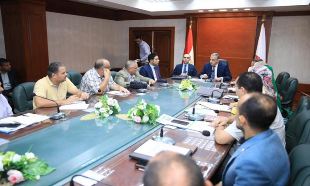 محافظ سوهاج يعقد اجتماعًا مع أعضاء فريق مبادرة «القرية الخضراء»