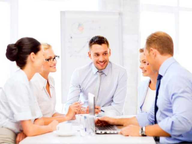 «متبقاش موظف عصفورة».. 5 قواعد للحفاظ على إتيكيت التعامل مع زملاء العمل
