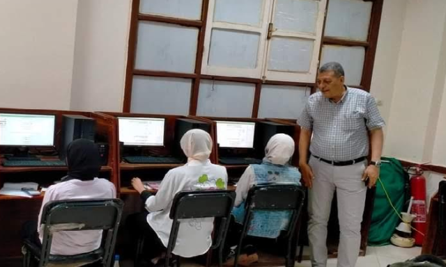وكيل تعليم أسوان يُتابع الاختبارات الإليكترونية لطلاب مدارس المتفوقين