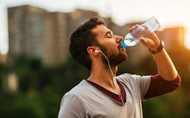 لماذا نهى النبي عن شرب الماء واقفا؟