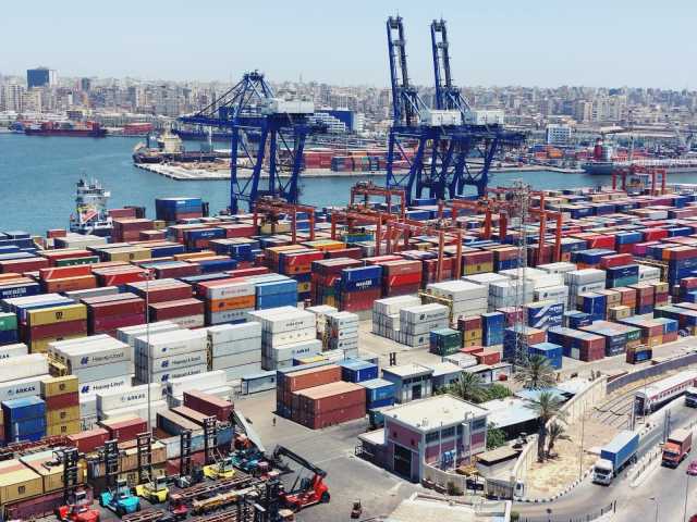 رغم هطول أمطار غزيرة.. استمرار حركة الملاحة ورفع درجة الاستعداد بميناء الإسكندرية