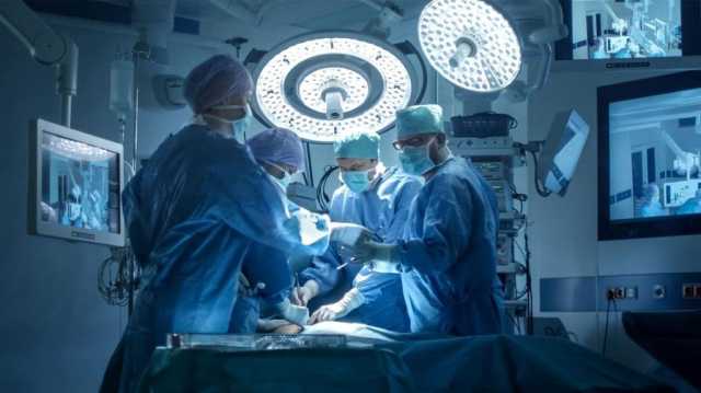 فريق جراحي بمستشفى القناطر الخيرية ينقذ حياة مريض يعاني نزيف بالمخ بجراحة عاجلة