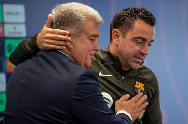 برشلونة يقيل مدربه تشافي هيرنانديز