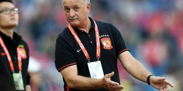 المدرب البرازيلي سكولاري يشيد بتطور المنتخب المغربي