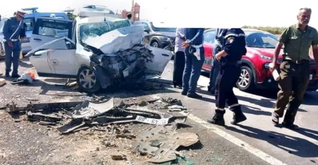 مصرع 6 أشخاص في حادثة سير مميتة بين سيارة أجرة وشاحنة بالعرجات