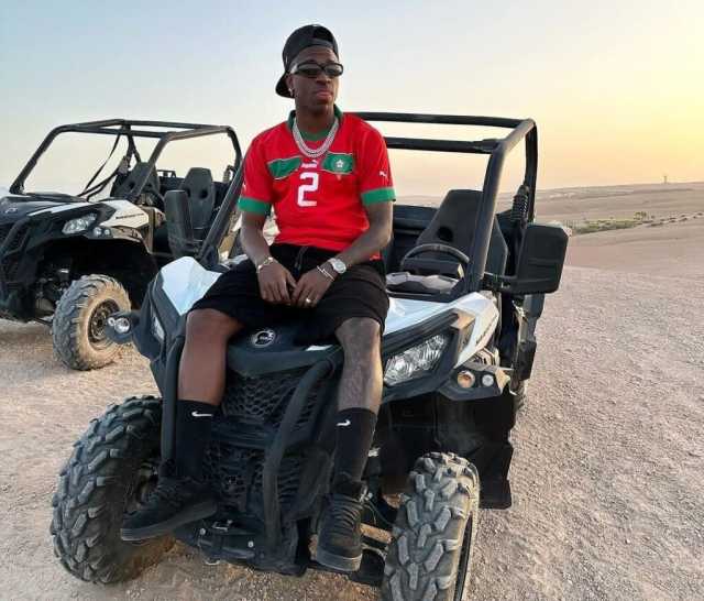 تعبيرا عن حبه للمغرب.. فينيسيوس جونيور يظهر بقميص المنتخب المغربي بصحراء اكفاي ضواحي مراكش