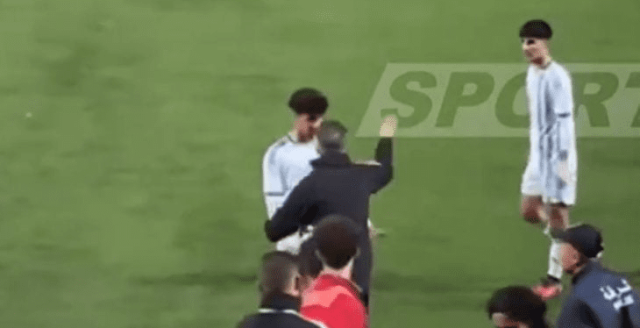 غضب واسع من مدرب منتخب الجزائر بسبب صفع لاعبيه