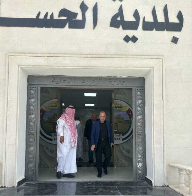 وزير الإدارة المحلية يتفقد بلديات في الكرك والطفيلة