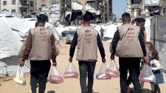 “المخبر الأردني” يواصل توزيع الخبز على النازحين في غزة