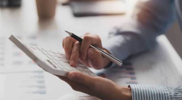 رئيس الوزراء يعمم للتقيد بالتعامل مع الملتزمين بالفوترة وإصدار الفاتورة الكتروني