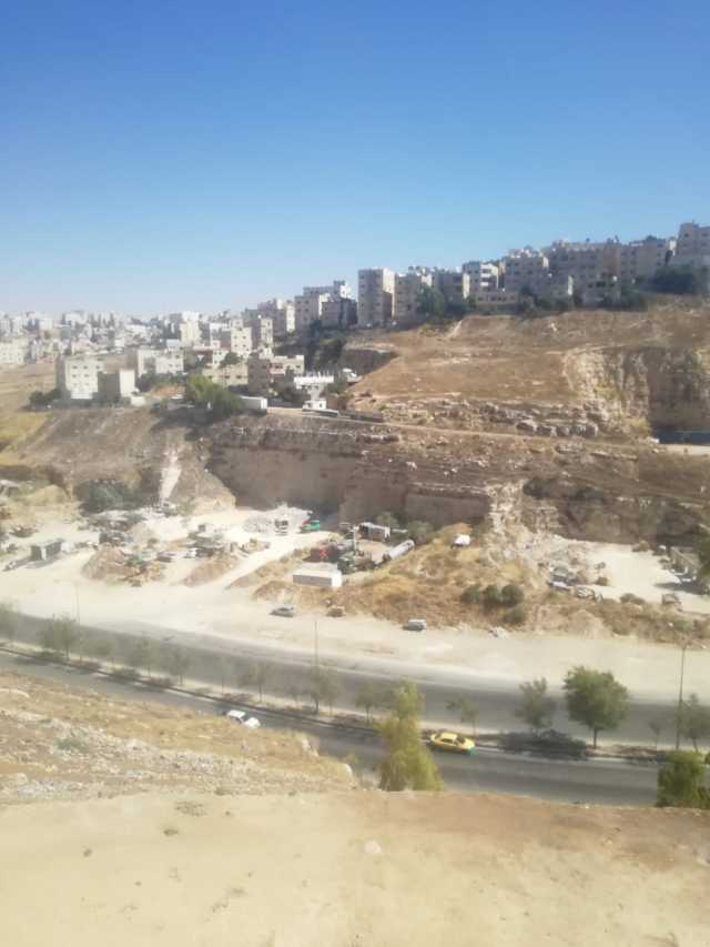 سكان قرب “مكب طممّ” في شارع القدس يشتكون من إزعاج الجرافات ليلاً( فيديو)