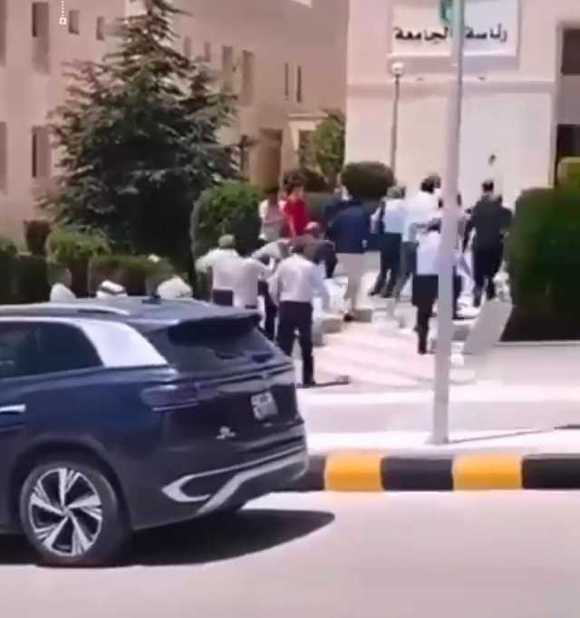 بالفيديو.. طلاب يعتدون على رئيس جامعة عجلون