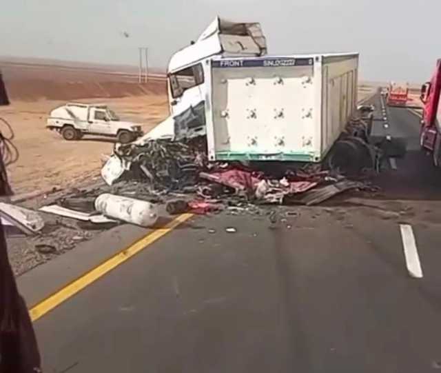 عاجل || شاحنة غاز محمّلة بـ30 طنًا تتسبب بحادث مروّع على طريق الموقر