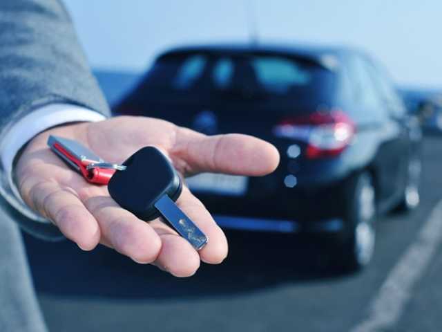 قطاع تأجير السيارات السياحية ينتعش مؤقتًا مع عطلة العيد وعودة المغتربين