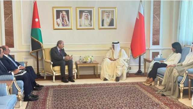 الصفدي يجري مباحثات موسعة مع نظيره البحريني في المنامة