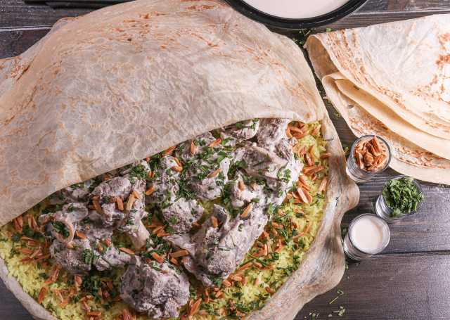 المنسف في يوم الاستقلال.. نكهة الأرض وذاكرة الشعب