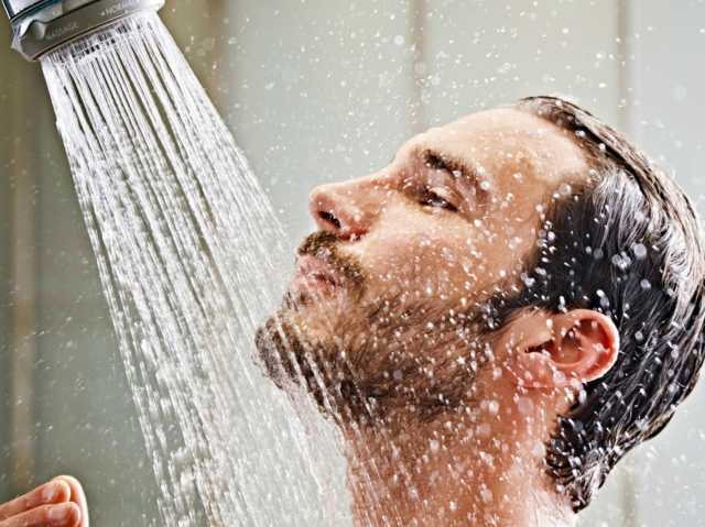 خبراء يحذرون من الاستحمام بالماء البارد بالصيف