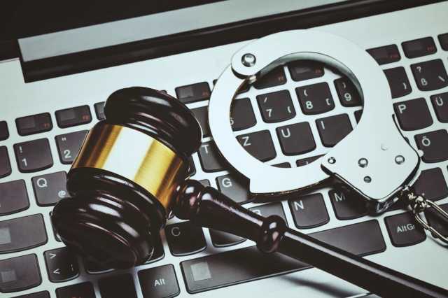 القبض على طبيب أنشأ صفحة وهمية لتشويه قضاة وشخصيات عامة في الأردن