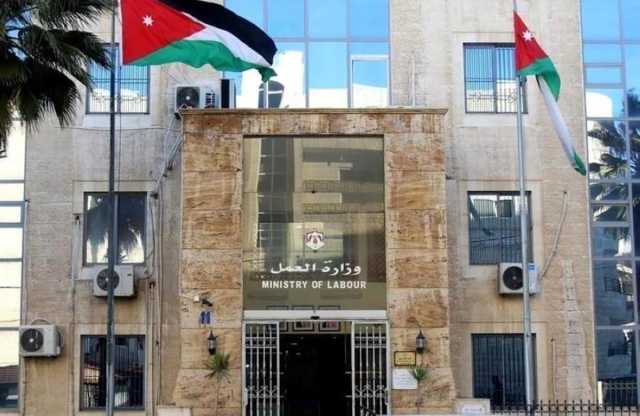 “العمل” : تمديد فترة استفادة العمالة السورية من الإعفاءات من رسوم تصاريح العمل