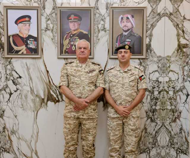 رئيس هيئة الأركان يكرّم الرائد ياسين الشمايلة لتميّزه في دورة القيادة والأركان