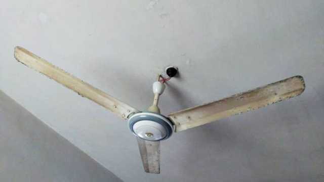 عاجل | سقوط مروحة على طالب توجيهي أثناء الامتحان في الفحيص