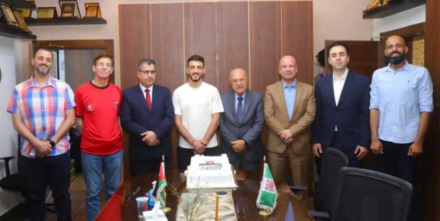 جامعة البترا تكرّم طالبها ولاعب المنتخب خالد زكريا احتفاءً بالتأهّل إلى كأس العالم