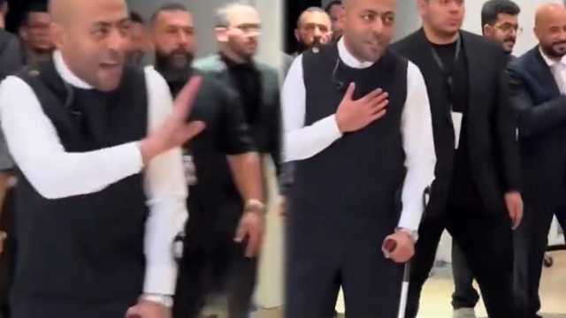 تامر عاشور يثير التساؤلات بظهوره بعكاز في حفل الكويت
