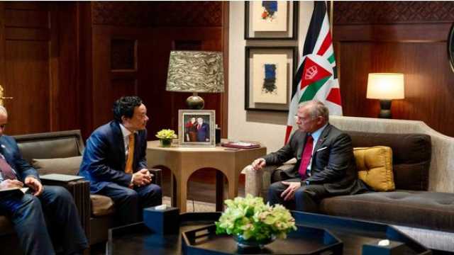 الملك يستقبل وفد منظمة (الفاو) ويتسلم ميدالية أجريكولا