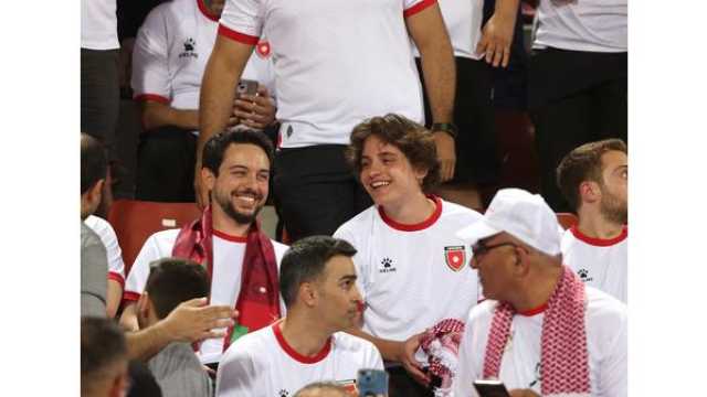 ولي العهد والأمير هاشم بين الجماهير لمؤازرة النشامى أمام عمان( صور)