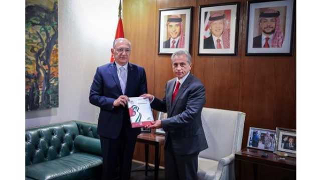 رئيس الوزراء يتسلم نسخة من التقرير السنوي لهيئة النزاهة ومكافحة الفساد لسنة 2024