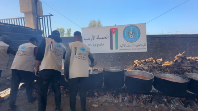 الحملة الأردنية والخيرية الهاشمية توزعان آلاف الوجبات الساخنة في غزة رغم الحصار