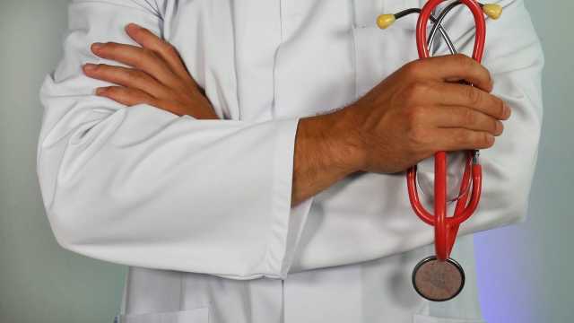 عاجل|| إصابة طبيب أردني جراء قصف إسرائيلي قرب المستشفى الميداني في خان يونس