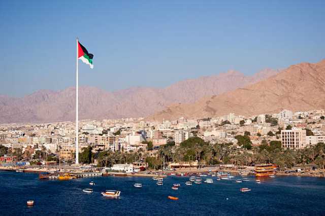 البحث الجنائي في العقبة يضبط لصاً سرق حواجز معدنية للأشغال قبل نقلها للجبال